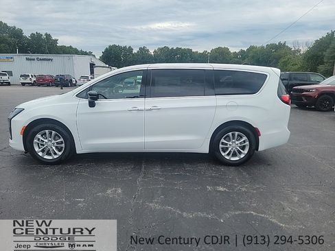 New 2027 Chrysler Pacifica Select FWD image 2