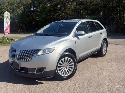 Used 2013 Lincoln MKX AWD image 2