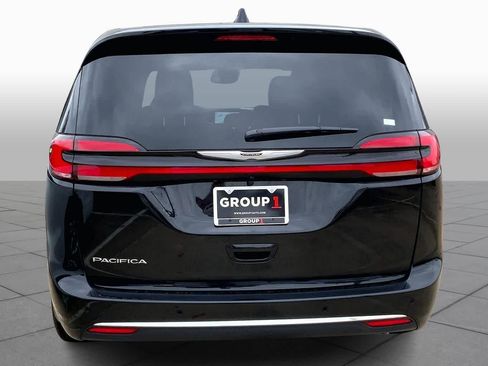 New 2026 Chrysler Pacifica Select image 4