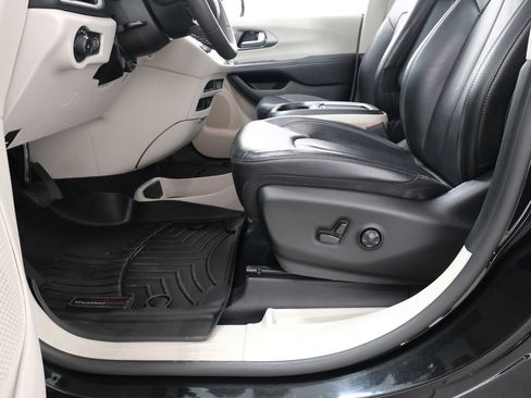 Used 2022 Chrysler Pacifica Touring-L FWD image 30
