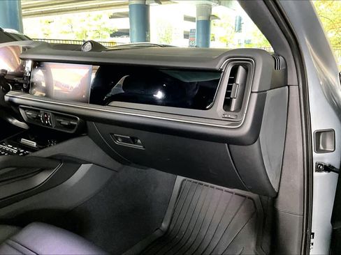 Used 2024 Porsche Cayenne image 18