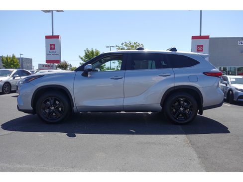 Used 2023 Toyota Highlander LE AWD/4WD image 6