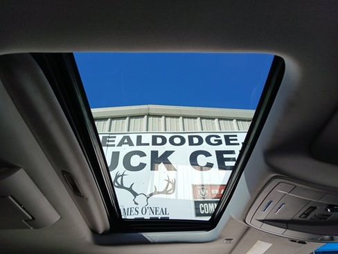 Used 2019 Chevrolet Suburban Premier w/ Premier Plus Edition image 37