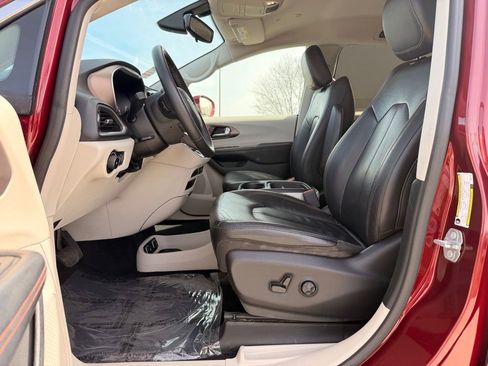 Used 2018 Chrysler Pacifica Touring-L image 26