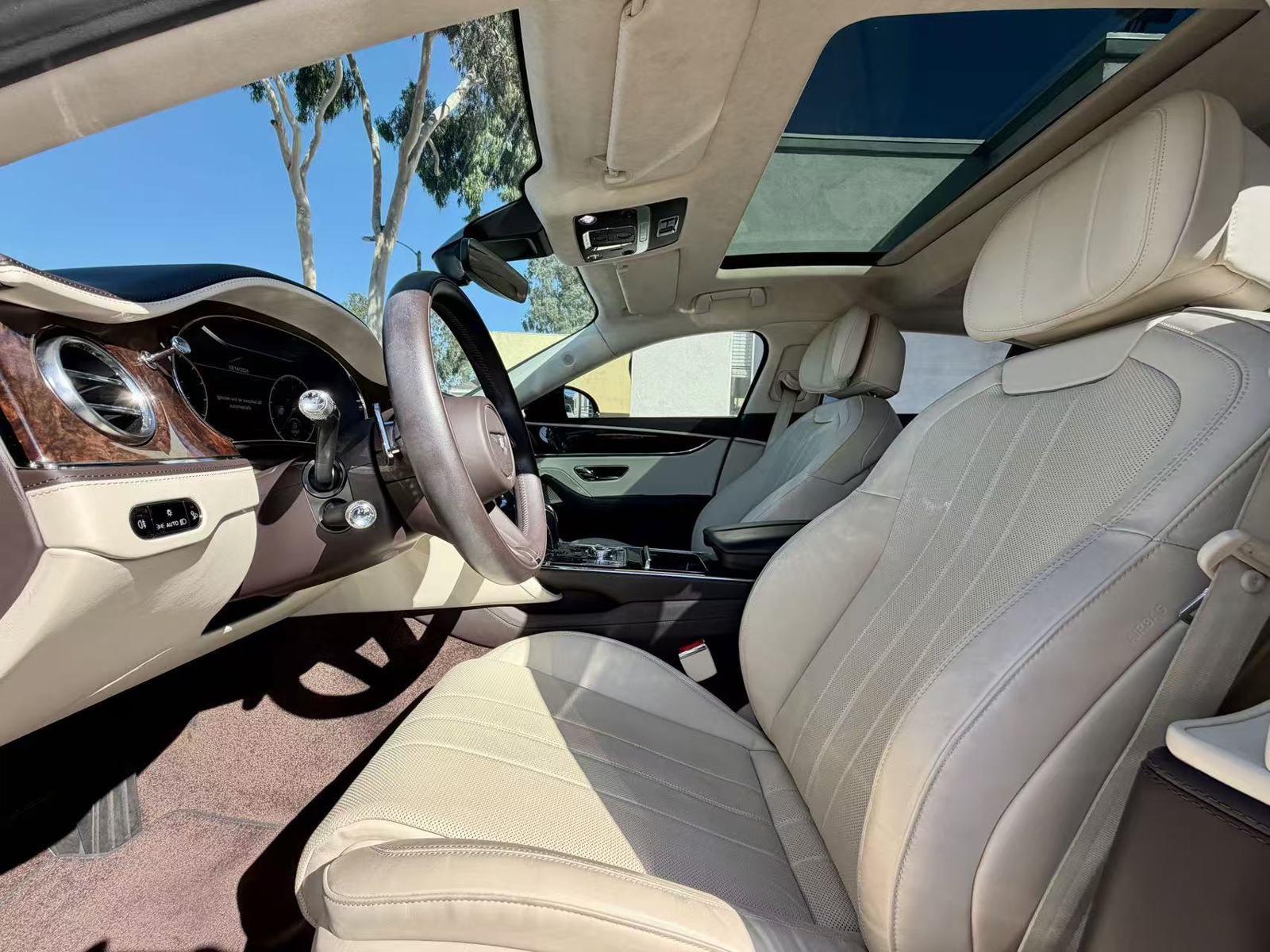 Used 2022 Bentley Flying Spur Plug-In Hybrid AWD/4WD image 10