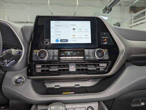 Used 2023 Toyota Highlander XLE image 37