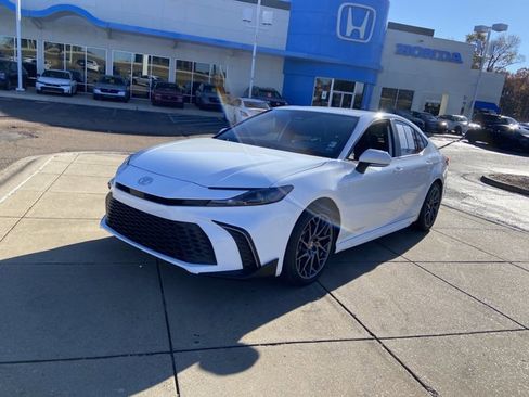 Used 2025 Toyota Camry SE image 4