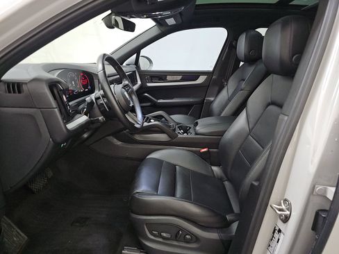 Used 2024 Porsche Cayenne w/ Premium Package AWD/4WD image 10