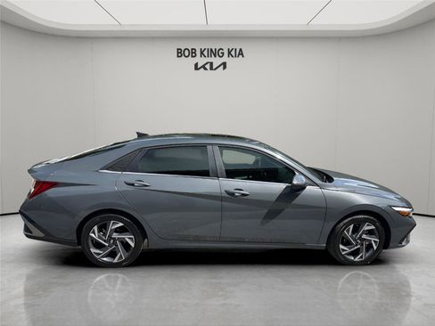 Used 2025 Hyundai Elantra Limited image 6