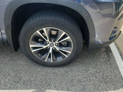 Used 2019 Toyota Highlander Plus AWD/4WD image 2