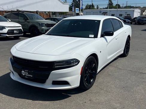 Used 2016 Dodge Charger SE w/ Blacktop Package RWD image 3