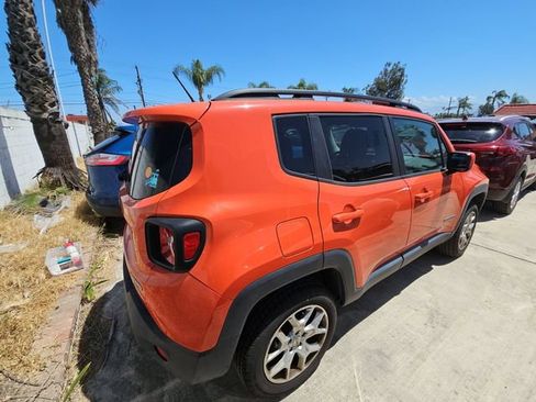 Used 2017 Jeep Renegade Latitude AWD/4WD image 3