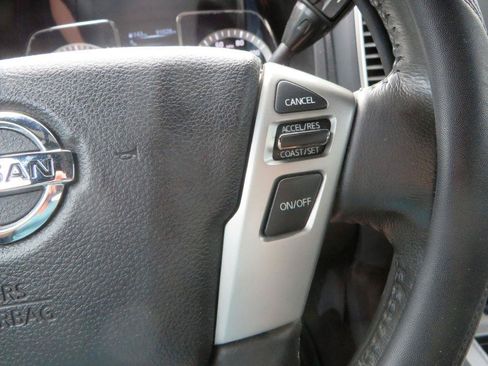 Used 2018 Nissan Titan SV w/ SV Convenience Package RWD image 17