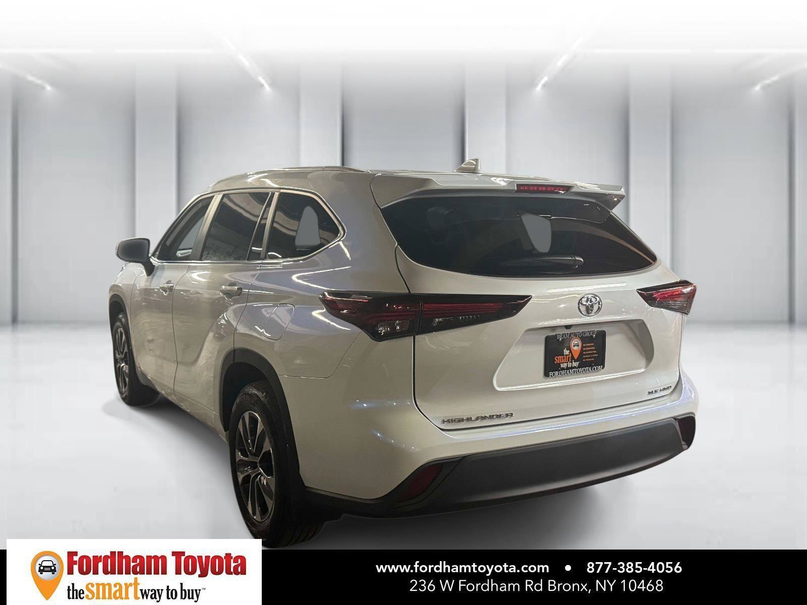 Used 2023 Toyota Highlander XLE AWD/4WD image 4