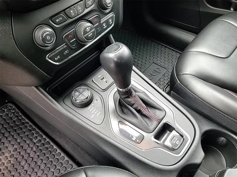 Used 2021 Jeep Cherokee Trailhawk image 19