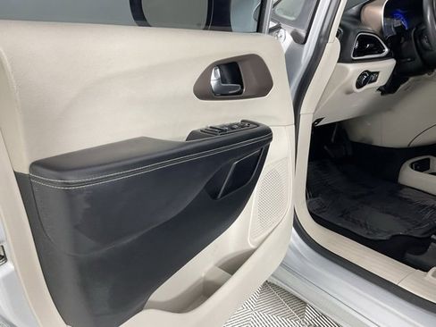 Used 2022 Chrysler Voyager LX image 9