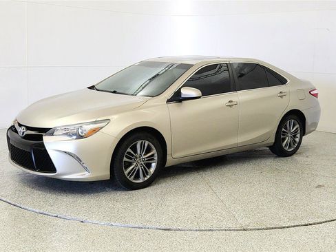 Used 2016 Toyota Camry SE w/ Moonroof Package FWD image 3