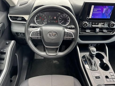 Used 2025 Toyota Highlander LE FWD image 28