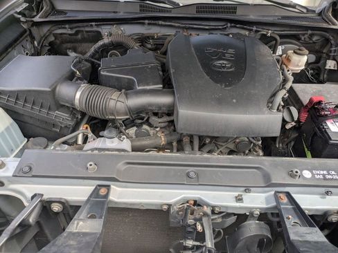 Used 2018 Toyota Tacoma TRD Sport AWD/4WD image 27