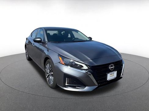 Used 2025 Nissan Altima 2.5 SV FWD image 3