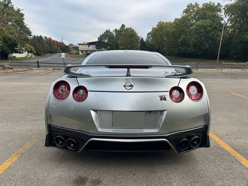 Used 2017 Nissan GT-R Premium w/ Premium Interior Package image 9