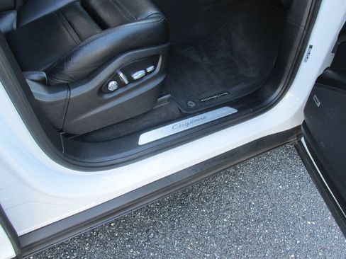 Used 2020 Porsche Cayenne image 38