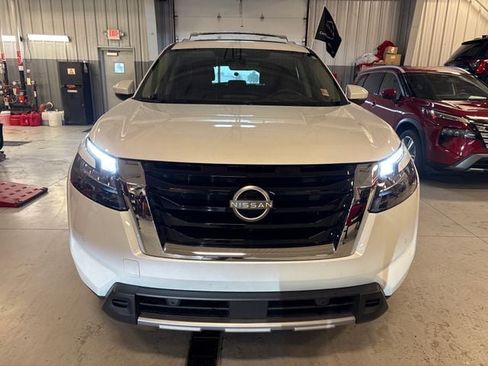 Certified 2025 Nissan Pathfinder Platinum w/ Cargo Package FWD image 8