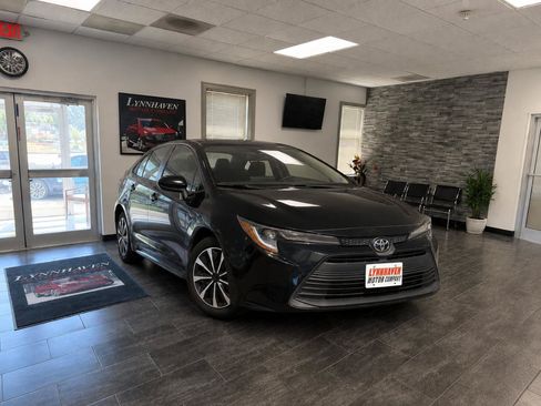 Used 2023 Toyota Corolla LE FWD image 2