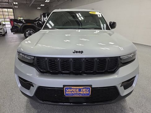 Used 2024 Jeep Grand Cherokee Limited w/ Black Appearance Package AWD/4WD image 2