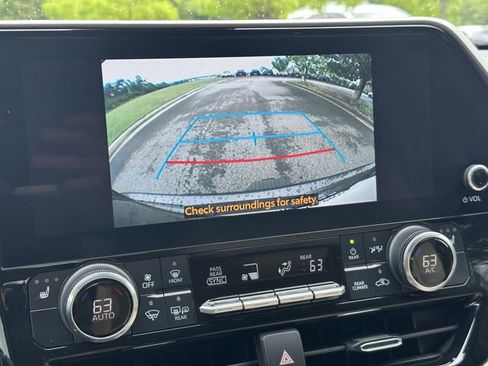 Used 2024 Toyota Highlander XLE FWD image 32