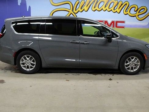 Used 2025 Chrysler Pacifica Select FWD image 1