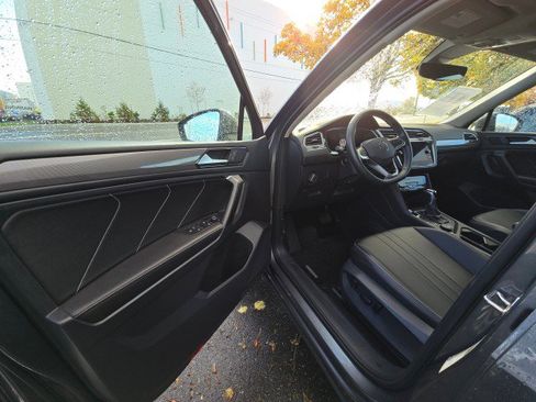 Used 2022 Volkswagen Tiguan SE w/ Panoramic Sunroof Package image 21