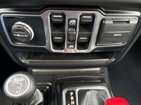 Used 2024 Jeep Wrangler Unlimited Sahara w/ Technology Group AWD/4WD image 29