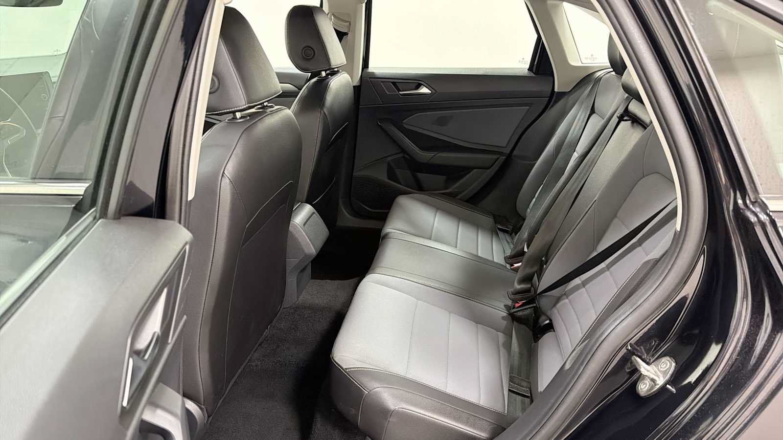Used 2025 Volkswagen Jetta SE FWD image 23