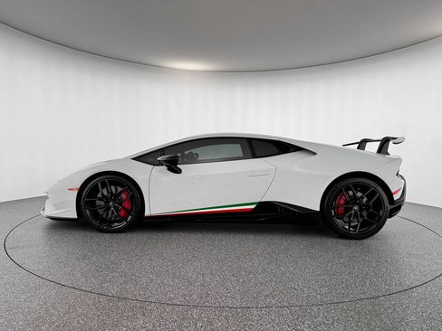 Used 2018 Lamborghini Huracan Performante AWD/4WD image 2