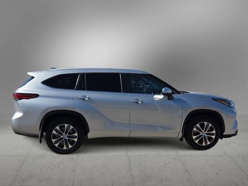 Used 2023 Toyota Highlander XLE FWD image 9