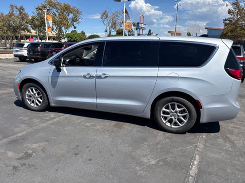 Used 2024 Chrysler Pacifica Touring-L FWD image 22