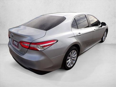Used 2018 Toyota Camry LE image 3