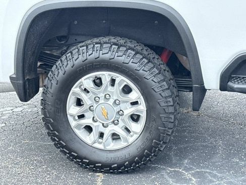 Used 2024 Chevrolet Silverado 2500 LT AWD/4WD image 5