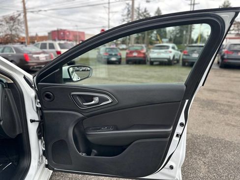 Used 2015 Chrysler 200 Limited image 21