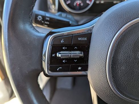 Used 2023 Kia Carnival EX image 28