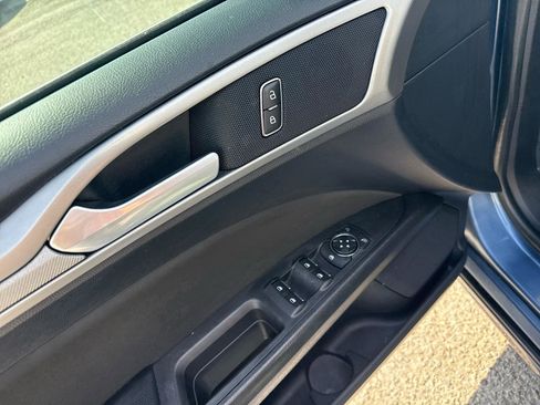 Used 2019 Ford Fusion SE FWD image 12