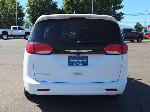 Used 2022 Chrysler Voyager LX FWD image 7