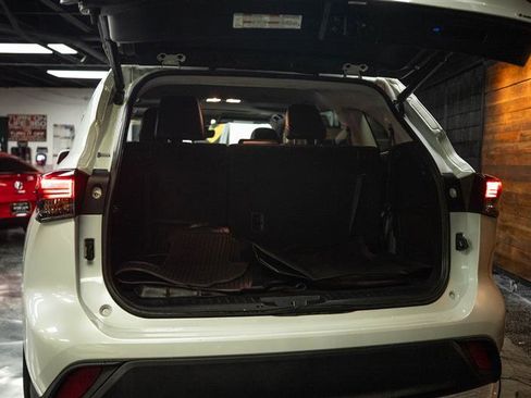 Used 2022 Toyota Highlander XLE AWD/4WD image 7