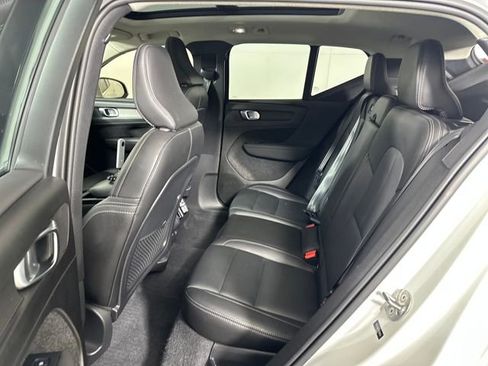 Used 2024 Volvo XC40 B5 Core image 24
