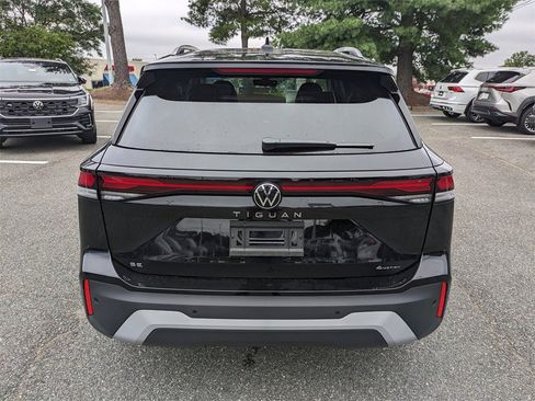 New 2025 Volkswagen Tiguan SE image 5