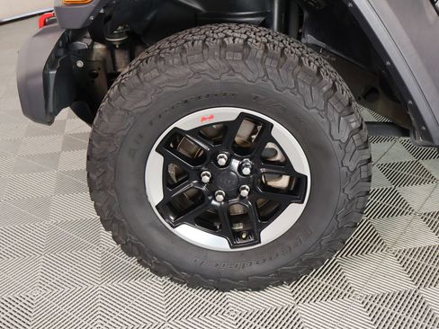 Used 2018 Jeep Wrangler Unlimited Rubicon w/ Dual Top Group AWD/4WD image 17