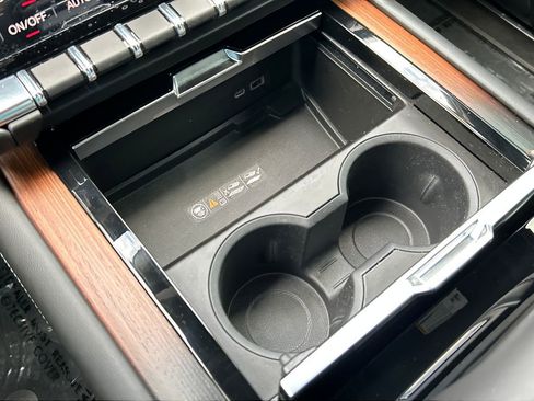 Used 2025 GMC Yukon Denali w/ Sun & Power Step Package AWD/4WD image 23