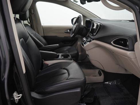 Used 2023 Chrysler Pacifica Touring-L image 11