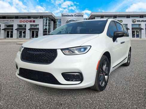 Used 2024 Chrysler Pacifica Touring-L w/ Road Tripper Package image 4